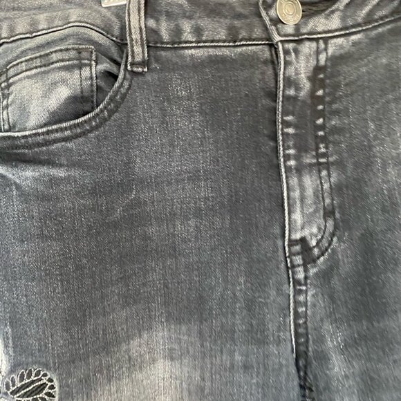 LIQUIDX Floral Embroidered Jeans 👖Women’s Size 11, Good Condition - Picture 5 of 10
